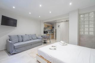 Modern Apartment at Thiseio Next to Metro Station - 4