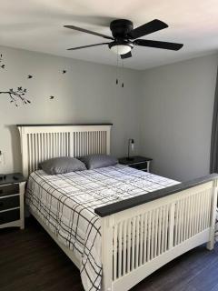 Newly renovated cute 3 bedroom 2 bath bungalow - Charlotte - 6