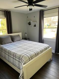 Newly renovated cute 3 bedroom 2 bath bungalow - Charlotte - 2