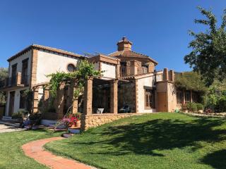 Traditional Farmhouse; large pool,gardens & views. - Granada - 0