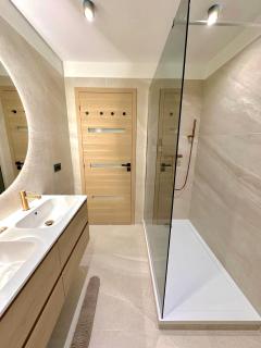 MONACO # MENTON - 6 PERSONS - 2 BEDROOMS - FULL RENOVATED - PRIVATE PARKING - FULL CLIM - HYPERCENTER - BEACH AND SUn - 6