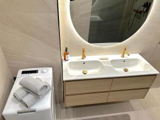 MONACO # MENTON - 6 PERSONS - 2 BEDROOMS - FULL RENOVATED - PRIVATE PARKING - FULL CLIM - HYPERCENTER - BEACH AND SUn - 4