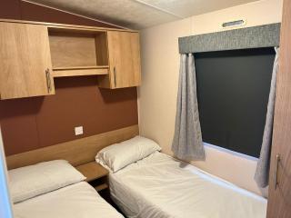 Lovely Caravan At Lower Hyde Holiday Park, Isle Of Wight Ref 24001G - Shanklin - 5