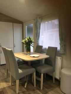 6 Berth Caravan With Stunning Sea Views And Decking To Relax On, Ref 32048Az - Lowestoft - 2