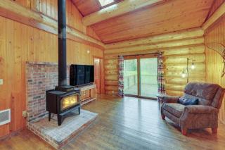 Dog-Friendly Arlington Cabin with Private Hot Tub! - 4