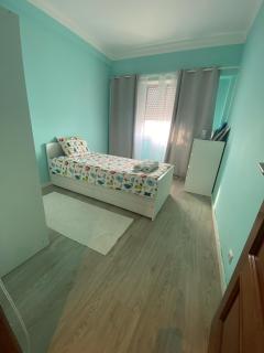 Cozy bedroom in shared apartment - Amadora - 0