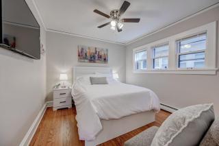 Modern Elegance: Pet-Friendly + 5 Min to Downtown - 2