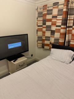 Double Room in a cosy house in Pitsea - 3