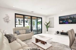 New 4BR w Pool Walk to Las Olas 5mins to Beach - Fort Lauderdale - 4