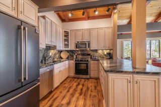 Lake Views, Decks, Private HOA Beach, Pool, Hot-Tub, Courts, and More Seasonal Amenities - Tahoe City - 7