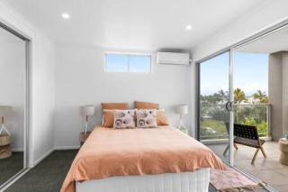 Point Cartwright Penthouse - Ocean River Views - Buddina - 4
