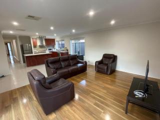 Comfy Newly Furnished Queen bedroom - 1