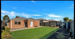 Garden View - Newly furnished Queen bedroom - Point Cook - 9