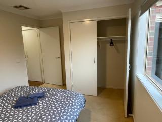 Garden View - Newly furnished Queen bedroom - Point Cook - 4