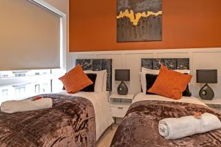 SUPERIOR AIRPORT SUITE, FREE Parking, Stylish, BALCONY, Two Bathrooms, Close To Airport, Station & Centre - 2