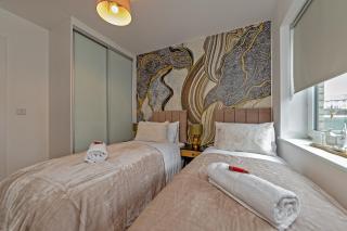 SUPERIOR AIRPORT SUITE, FREE Parking, Stylish, BALCONY, Two Bathrooms, Close To Airport, Station & Centre - Luton - 1