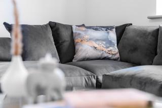 Stylish Apartment - 2 Bedrooms - Balcony - Parking - Netflix - Wifi - 7MC - 5