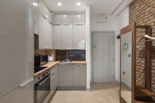 Cozy Retreat Near Downtown with Parking - 5