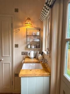 Shepherd's Hut at The Granary - Steyning - 2