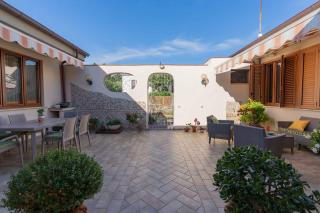 sunny courtyard - Piombino - 1