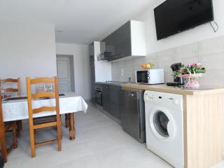 Gîte de charme 4 pers avec spa privatif, terrasse, et équipements complets au cœur d'un village viticole - FR-1-622-20 - La Viardière - 3