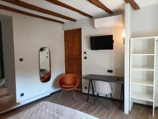 Gîte haut de gamme face à l'abbaye de Noirlac - 5 ch, 5 sdb, clim, terrasse privée - FR-1-586-26 - 1