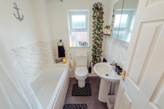 2 Bedroom Peaceful Home, Colchester - 8