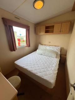 Bittern 8, Scratby - California Cliffs, Parkdean, sleeps 8, free Wi-Fi, bed linen and towels included, pet friendly - 2 minutes from the beach! - 1