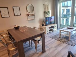 Modern 2Bed 2Bath with Balcony next to DLR Station - 2