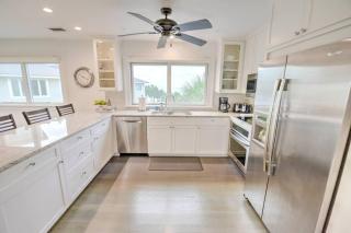 New! Seagrove Villa 9D - Luxurious Top Floor Villa - Isle of Palms - 3