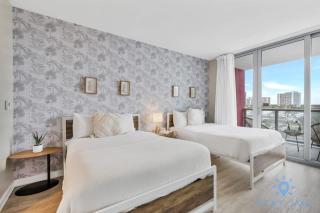 Spectacular Apartment with Balcony Near Beach - Hallandale Beach - 1
