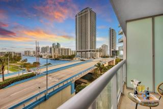 Spectacular Apartment with Balcony Near Beach - Hallandale Beach - 0