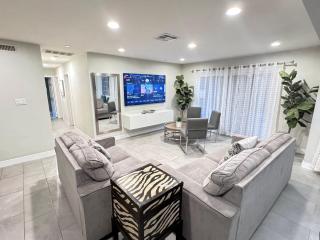 Rainforest Villa 4 Bedroom PoolSpa Walk2Disneyland - 5