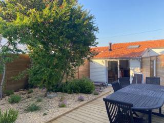 Maison Traditionnelle Rénovée, Proche Plage, Barbâtre - Terrasse, Wifi, Confort Modern - FR-1-426-371 - Barbâtre - 0