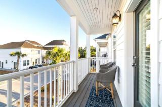 Beautiful Home .5mi to Beach SLPS 14! Bikes, 3rd Floor Bunk/Game Room - 2 King Bedrooms - Inlet Beach - 3