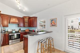 4BR house, 2 blocks from the beach - 4