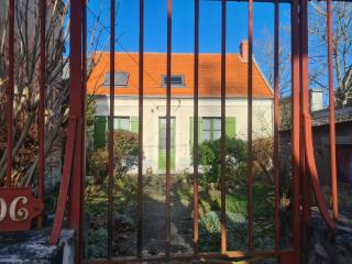 Suite Familiale Privatisée avec Petit Déjeuner, Salon et Chambres au 1er Étage - FR-1-591-396 - Châteauroux - 2