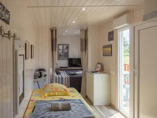 Chambre élégante, calme et adaptée PMR avec Wi-Fi, climatisation, parking et table d'hôtes - FR-1-590-266 - Noyers - 6