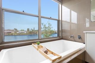 Luxurious Waterfront Paradise Stunning Views - Kawana Waters - 3