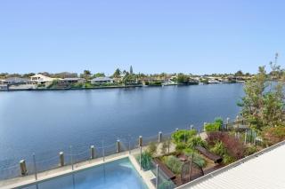 Luxurious Waterfront Paradise Stunning Views - Kawana Waters - 4