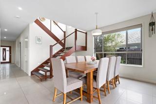 Luxurious Waterfront Paradise Stunning Views - Kawana Waters - 2