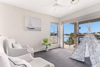 Luxurious Waterfront Paradise Stunning Views - Kawana Waters - 4