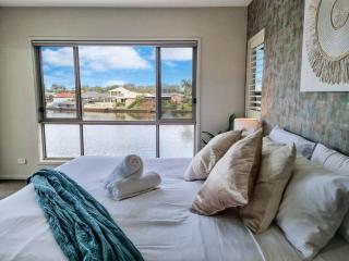 Luxurious Waterfront Paradise Stunning Views - 2