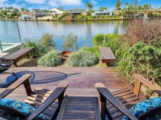 Luxurious Waterfront Paradise Stunning Views - Kawana Waters - 5