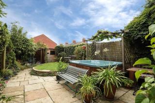 Large character home, hot tub, beach 5 min walk - Gorleston-on-Sea - 0