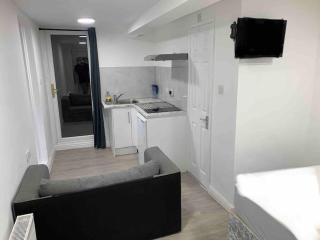 Cosy Studio Flat-Just Renovated-Free Street Parking & Independent Entrance - Hanworth - 8