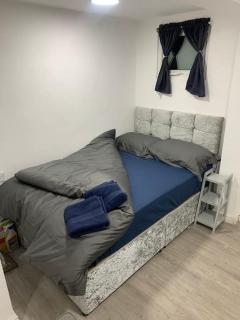 Cosy Studio Flat-Just Renovated-Free Street Parking & Independent Entrance - Hanworth - 9