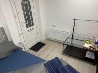 Cosy Studio Flat-Just Renovated-Free Street Parking & Independent Entrance - Hanworth - 4