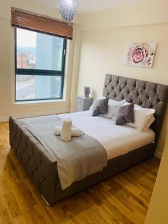 Modern 2 Bed Apartment, Close to Gla Airport & M8 - Paisley - 1