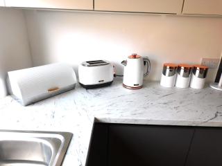 Newly refurbished 2 bedroom apartment close to station and local amenities - 4